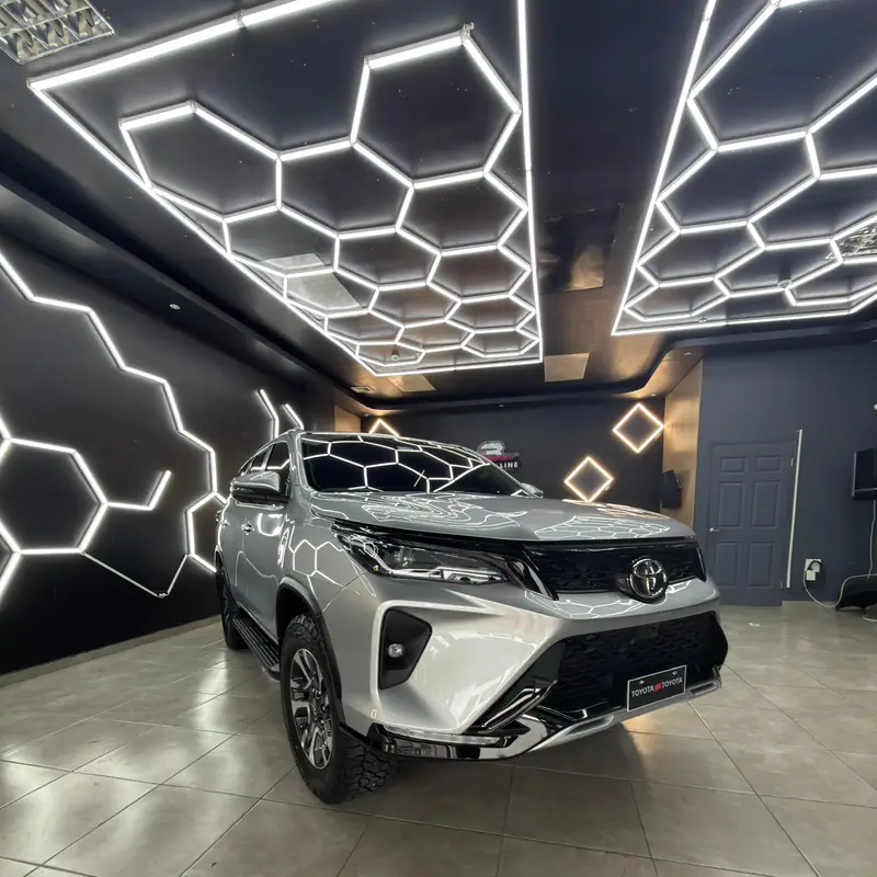 Toyota Fortuner plata